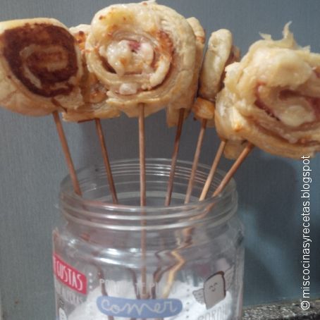 Piruletas de hojaldre, jamón y queso.