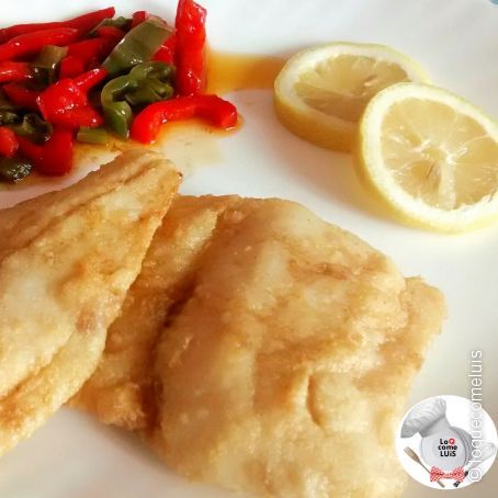 Merluza rebozada con pimienos aliñados
