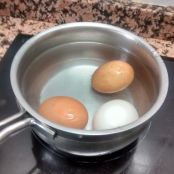 Albóndigas rellenas de huevo con guarnición - Paso 1