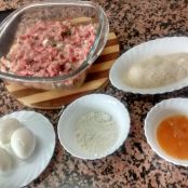 Albóndigas rellenas de huevo con guarnición - Paso 4