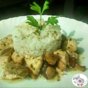 Arroz con guarnición de pollo con setas