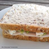 Sándwich de pavo, queso y aguacate