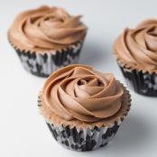 Cupcakes de chocolate negro con chips de chocolate blanco