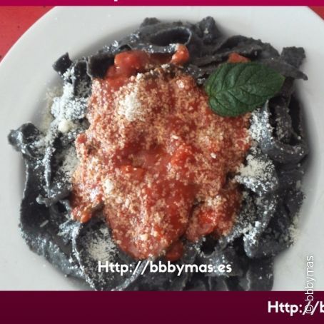Cintas de Eepelta y sepia con salsa de albahaca B.B.B.