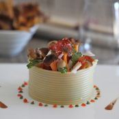 Timbal de setas estofadas con crujiente de jamón, provolone y salsa de piquillo