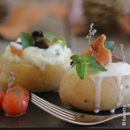 Patatas rellenas de brandada de bacalao, setas y crema de ajo