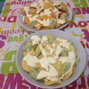 Nachos con queso y guacamole