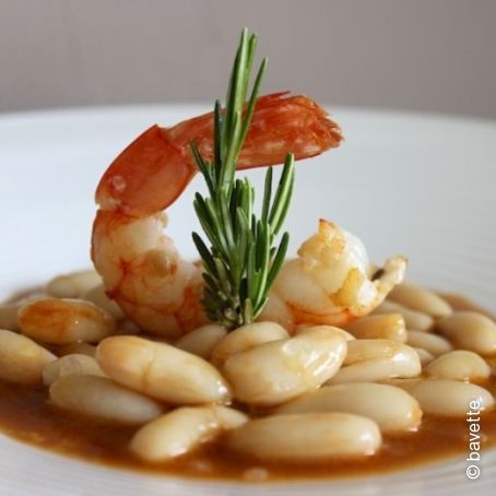 Alubias estofadas con gambas rojas.