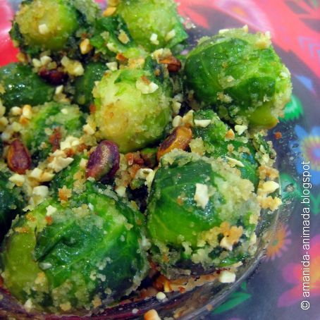 Coles de Bruselas crujientes con almendras y pistachos