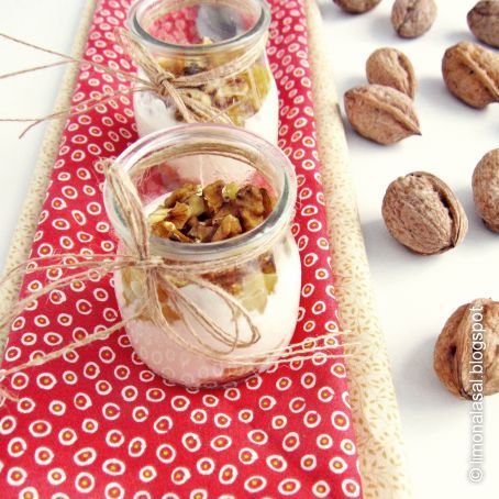 Vasitos de crema de yogur, manzana asada y nueces
