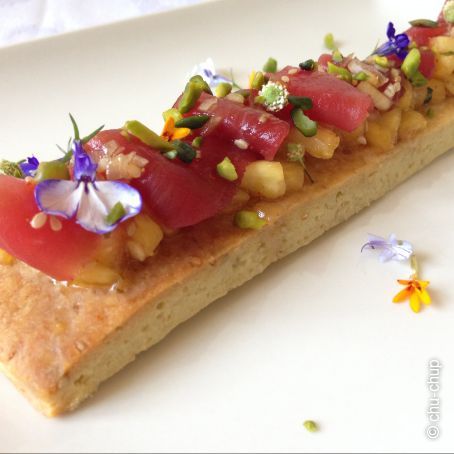 Coca de atún rojo sobre tartar de piña marinada