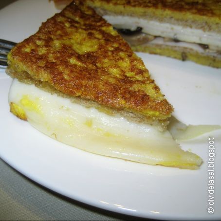 Sándwich de queso, jamón y champiñones al huevo