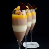 Panna cotta de tres chocolates en copa con naranja y caramelo