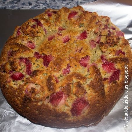 Bizcocho de frutos del bosque con fresas