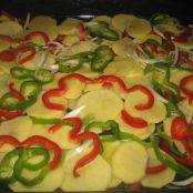 Merluza al horno rellena de gulas y gambas sobre cama de patatas panadera - Paso 1