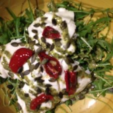 Ensalada de rúcola y ricotta al pesto