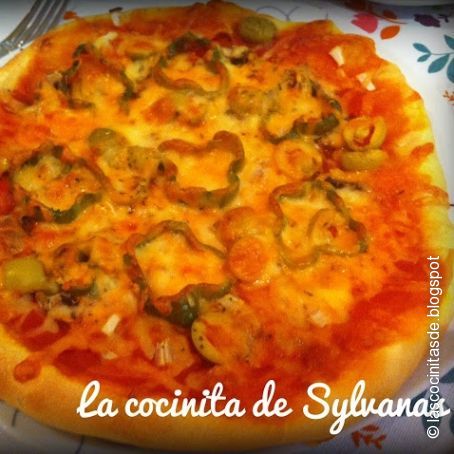 Pizza vegetal con borde de queso