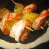 Brochetas de gambas, piña y mozzarella