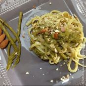 Linguine con espárragos, bacon y almendras