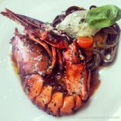 Lobster asado, pasta negra en salsa de tomate y mayonesa de albahaca con wasabi