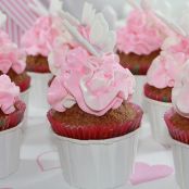 Cupcakes de galletas María y Nesquik cubiertos de merengue italiano de vainilla