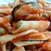 Macarrones de maíz con guisantes y mejillones