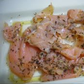 Pastel de salmón marinado con gulas al ajillo - Paso 1