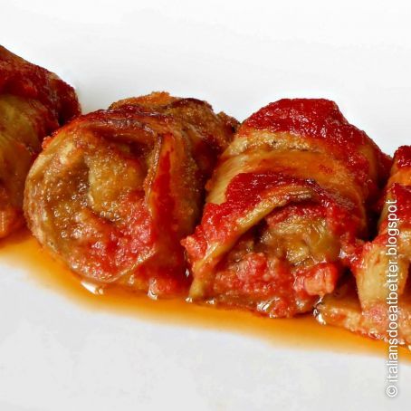 Rollos de berenjena en salsa de tomate