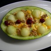 Melón relleno de frutas y yogur