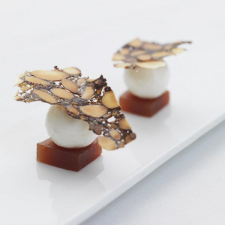 Helado de queso con membrillo y almendras.