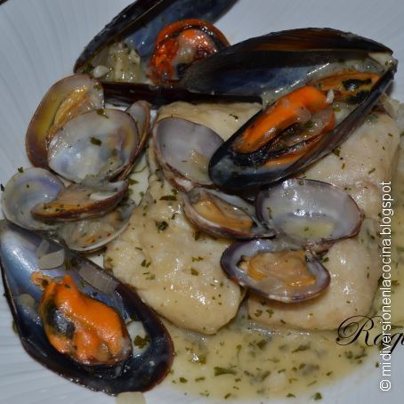 Merluza en Salsa con Almejas y Mejillones