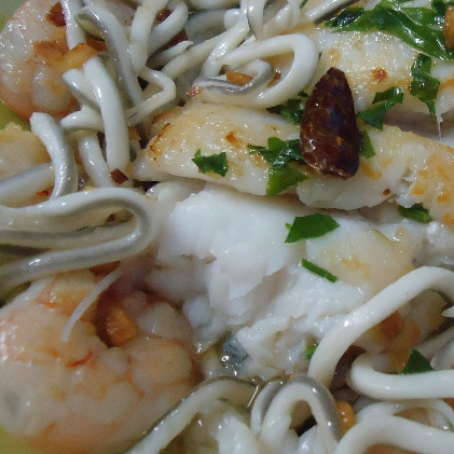 Merluza con gulas y langostinos al horno