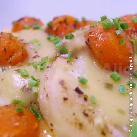 Medallones de merluza con salsa de limón y crema de col