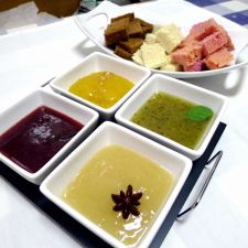 Surtido de mermeladas (fresa/vainilla, pera/anís, kiwi/hierbabuena y mango/jengibre) y panes (remolacha, maíz y jengibre)