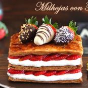 Milhojas con mousse de coco y fresas con chocolate