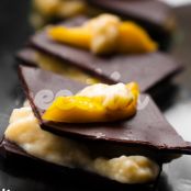 Milhojas de chocolate con mousse de mango