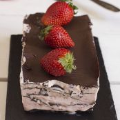 Muselina de fresas con milhojas de chocolate crujiente