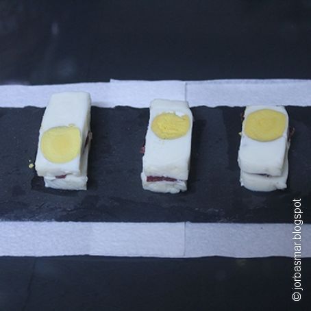 Montaditos de huevo y cecina