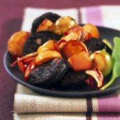 Morcilla negra en microondas con manzana y patatas