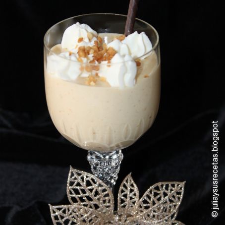 Mousse de turrón, baileys y nata