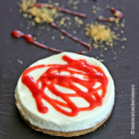 Mousse de yogur con coulis de fresa