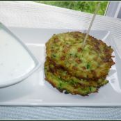 Tortitas de calabacín con salsa de yogur