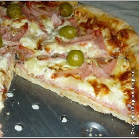 Pizza con lomo adobado, mozzarella y rulo de cabra con el borde relleno