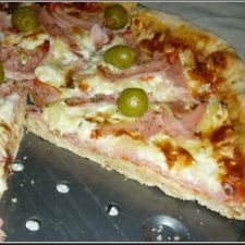 Pizza con lomo adobado, mozzarella y rulo de cabra con el borde relleno
