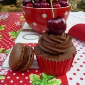 Cupcakes de chocolate y cerezas