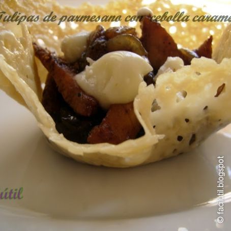 Tulipas de parmesano con cebolla caramelizada y pollo