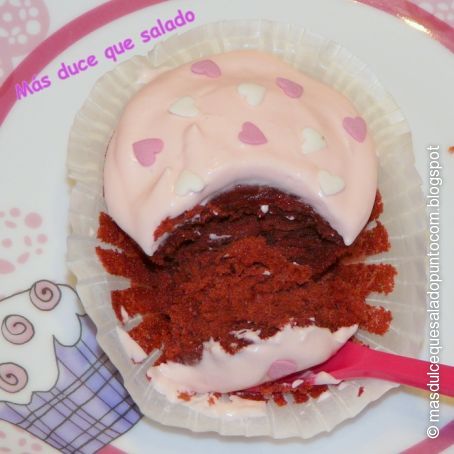 Red Velvet cupcake con frosting de malvaviscos