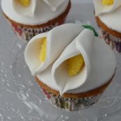 Cupcakes de mango con calas de fondant y plátano