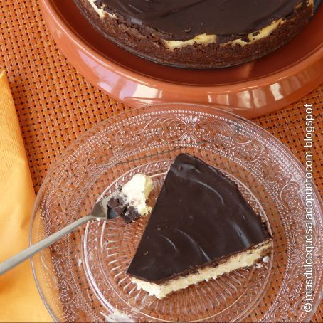 Cheesecake de naranja con cobertura de chocolate