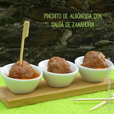 Pinchito de albóndigas al horno con salsa de zanahoria